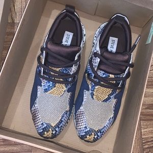 STEVE MADDEN MULTI COLOR SNAKE SKIN SNEAKERS